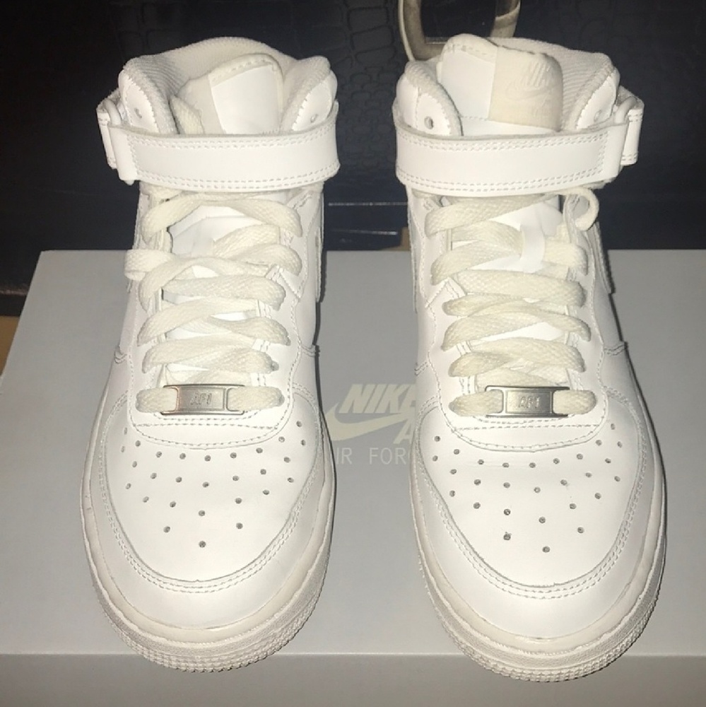 White Nike Air Force 1 mid rise 😱💭